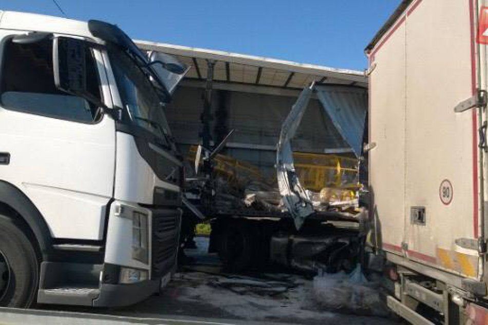 Ilustračný obrázok k článku Nehoda kamióna a dodávky pri Zvolene. Na mieste zakliesnená osoba