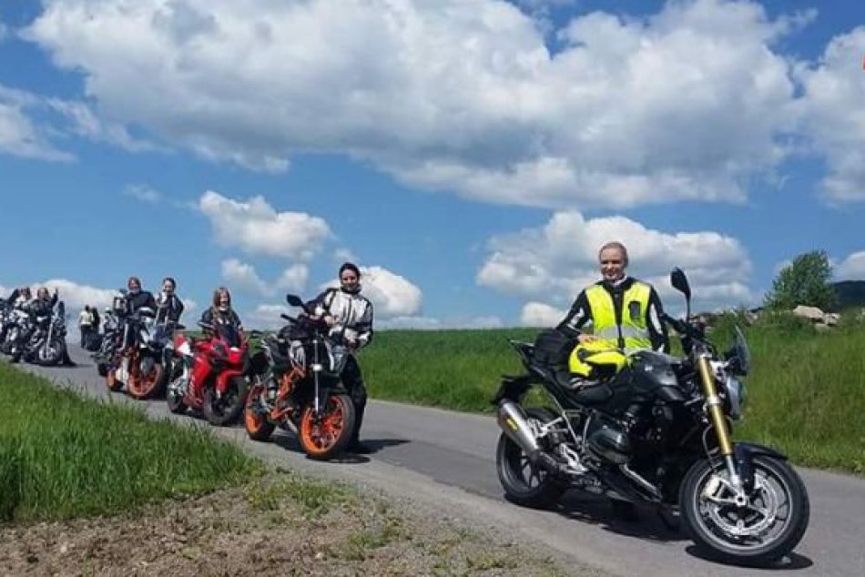 FOTO: Pri Zvolene vyrazila babská jazda motorkárok
