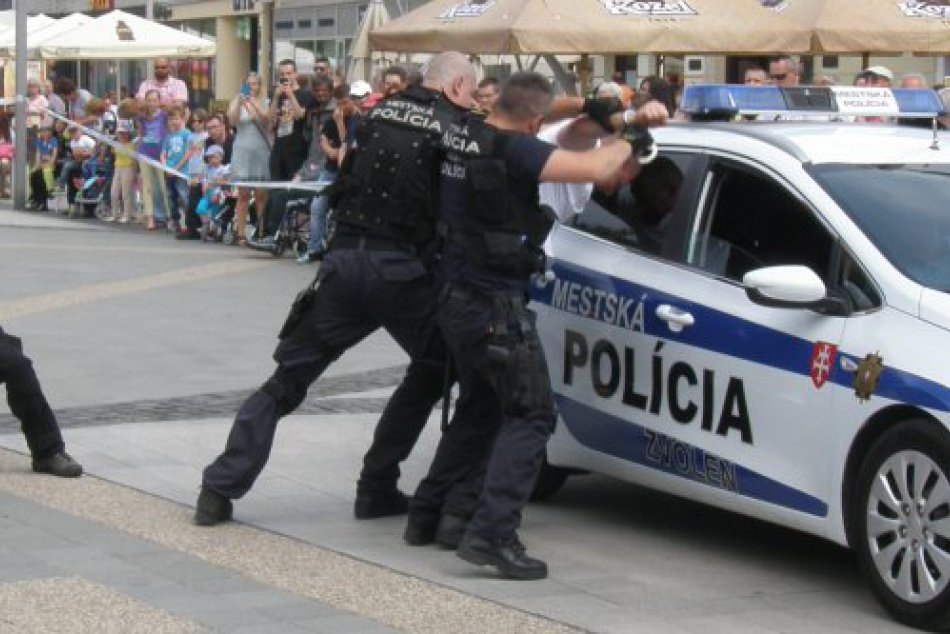 V OBRAZOCH: Zvolenskí policajti zasadli do lavíc