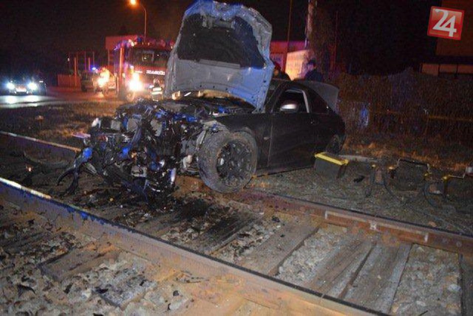 Ilustračný obrázok k článku Na železničnom priecestí vo Zvolene došlo k nešťastiu: Bavorák nabúral do závory, FOTO z nehody!