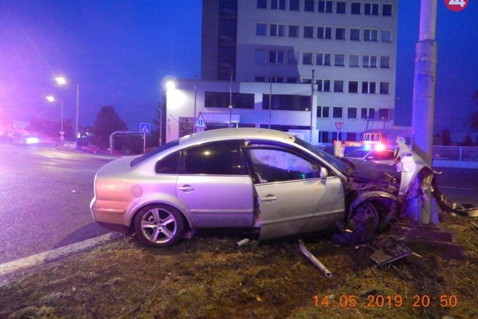 Ilustračný obrázok k článku Vodič vo Zvolene unikal policajtom. Po jazde v protismere skončil s autom v stĺpe a...