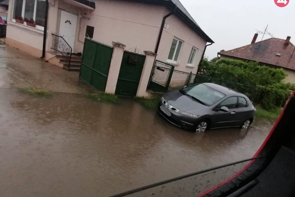 Ilustračný obrázok k článku Dážď narobil vo Zvolenskej Slatine veľké problémy: Voda zaplavila rodinné domy