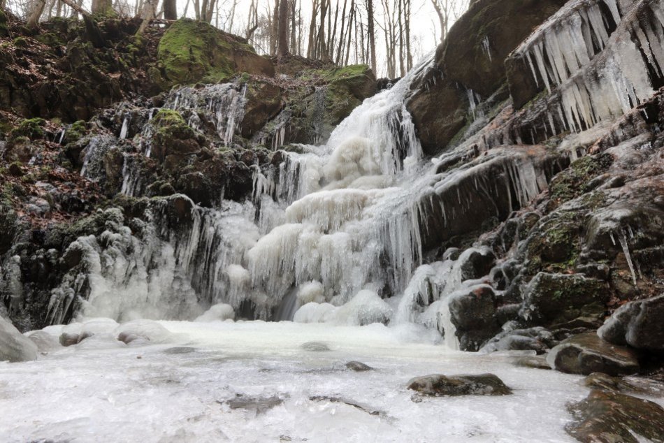 Ilustračný obrázok k článku Nádherné dielo mrazov: Turovský vodopád sa v zime mení na úchvatný ľadopád, FOTO