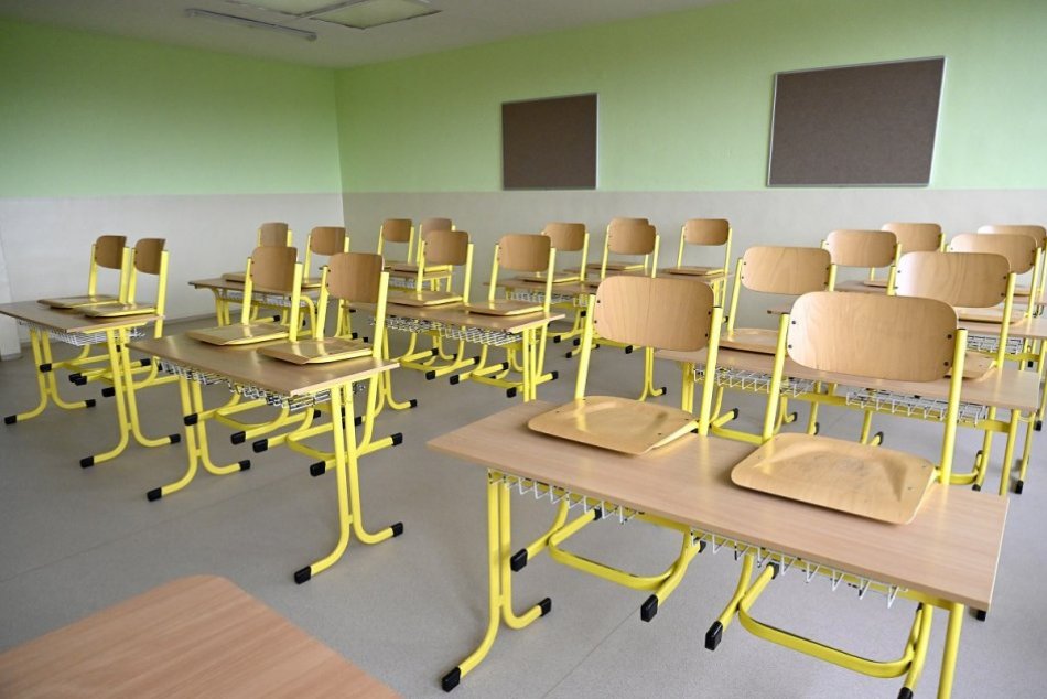 Ilustračný obrázok k článku COVID-19 robí problémy aj stredoškolákom v Banskobystrickom kraji: Zatvára stále viac tried