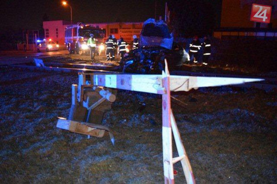 Nehoda vo Zvolene v OBRAZOCH: BMW nabúralo do železničnej závory!