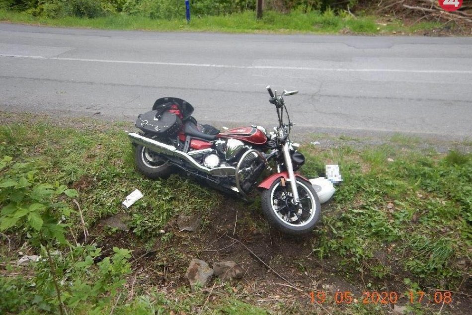 Vážna nehoda: Motorka vyletela z cesty