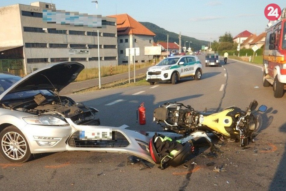 V OBRAZOCH: Po zrážke s autom neďaleko Zvolena sa vážne zranil motorkár