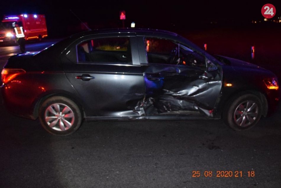 V OBRAZOCH: Pri zrážke s autom sa vážne zranil mladý motorkár