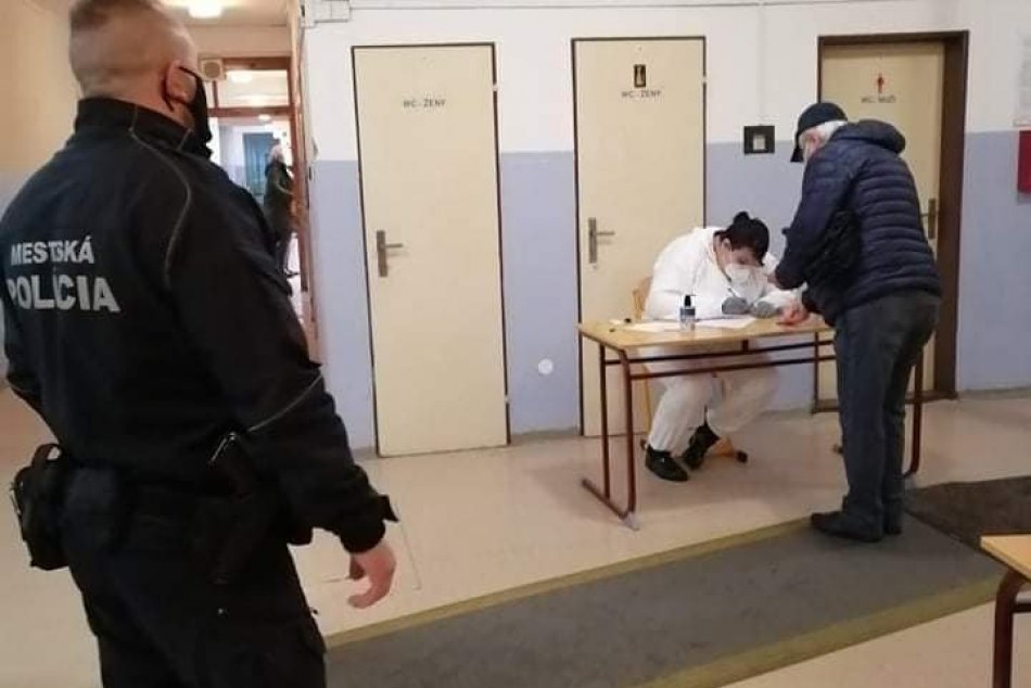 V OBRAZOCH: Mestskí policajti vo Zvolene pomáhali pri skríningovom testovaní