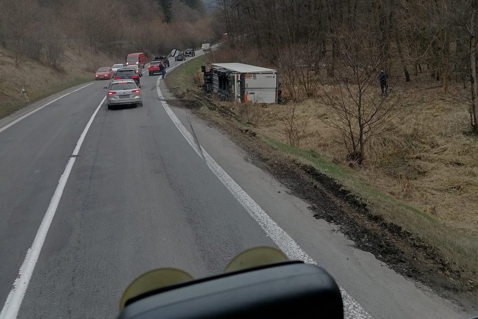 V OBRAZOCH: Nehoda kamióna na Neresníckej ceste